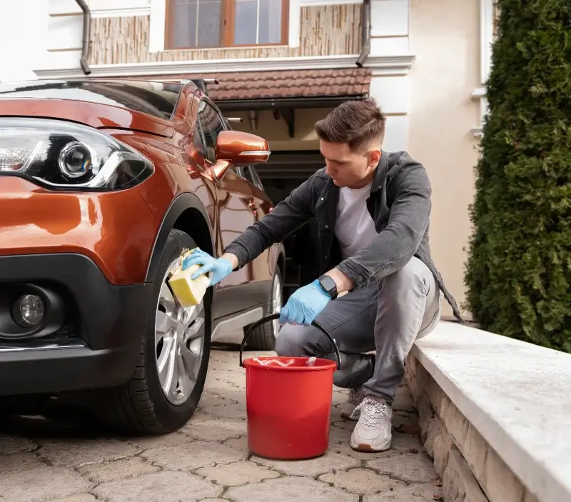 Lavage auto à domicile Luçay-le-Libre : professionnel intervenant sur un véhicule
